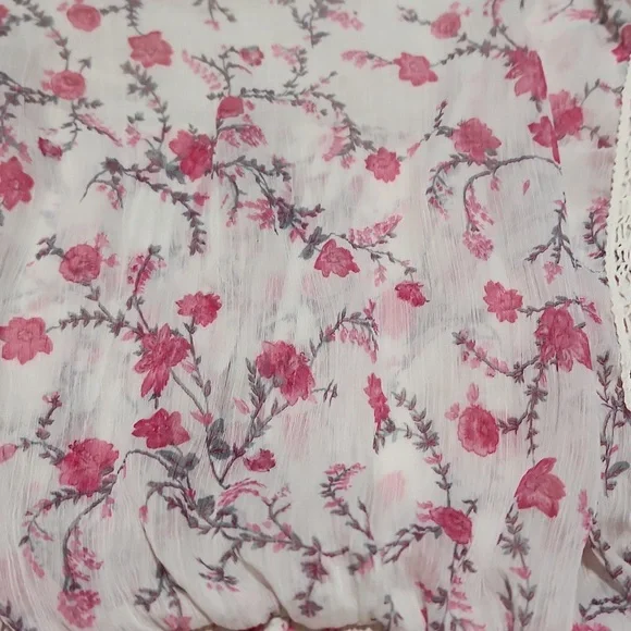 Guess top- small - Picture 9 of 10